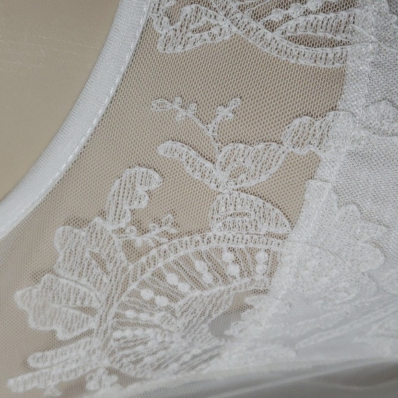 Absolutely Famous. NWT. Cute White, Polyester Lace Detail & Rayon Top.  Size 3X - Picture 6 of 15